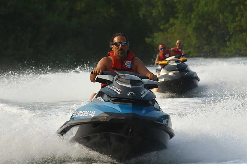 Happy clients on a speedboat tour in Cancun