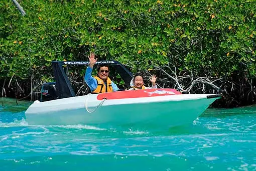 Happy clients on a speedboat tour in Cancun